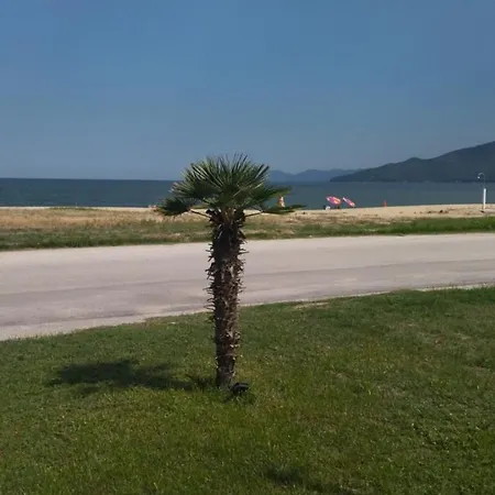 Seaview & Semi Basement Seaview Apartment Nea Vrasna