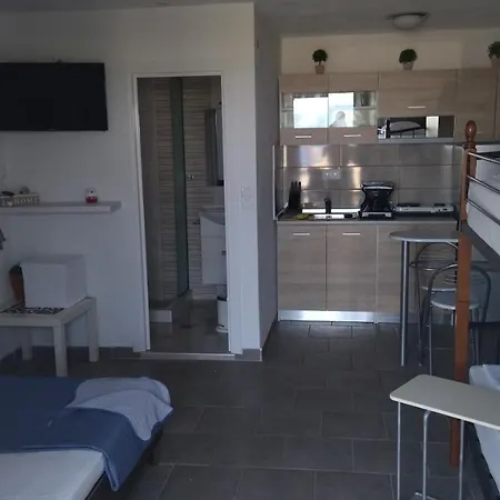 Apartment Seaview & Semi Basement Seaview Nea Vrasna
