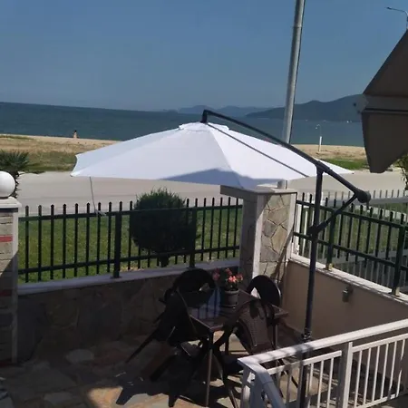 Seaview & Semi Basement Seaview Apartment Nea Vrasna